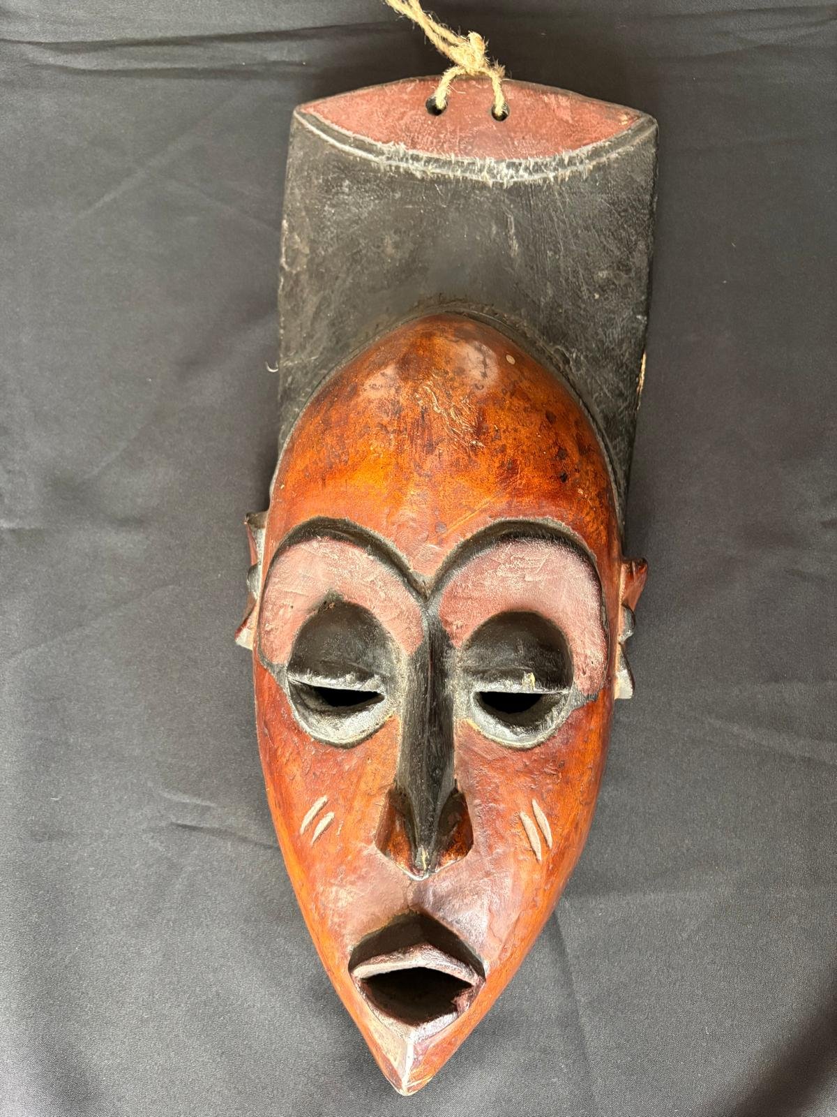 Masque Africain Traditionnel Allongé – Décoration Murale Artisanale