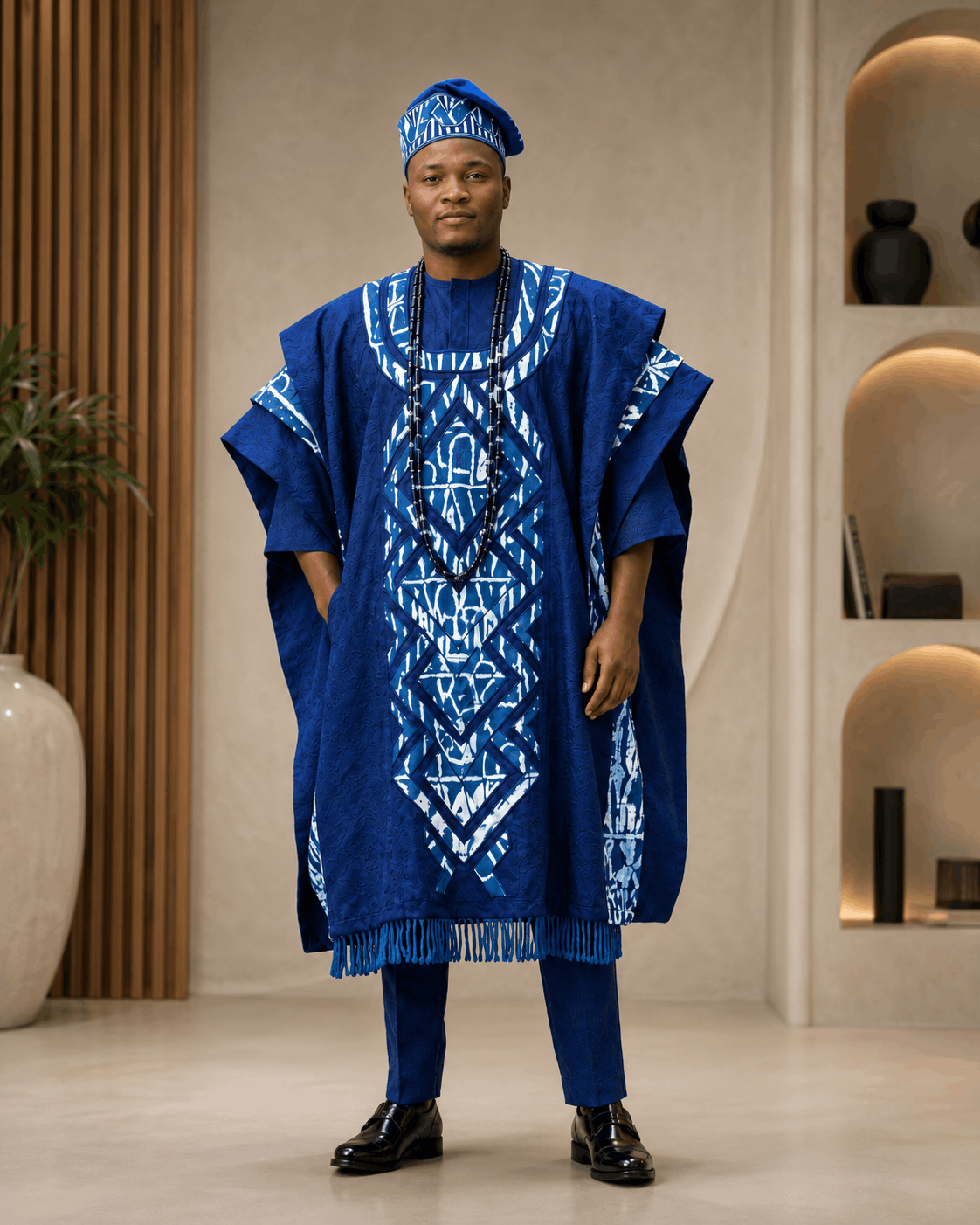 Grand Boubou Homme Bleu Royal – Tenue Cérémonie Prestige à Motifs Géométriques - Image 2